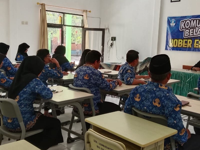 BAPAK KEPALA SEKOLAH DAN PARA GURU SEDANG MELAKSANAKAN RAPAT BULANAN PADA TANGGAL 17 OKTOBER 2025