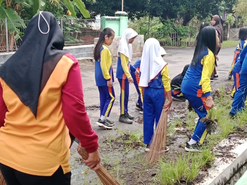 BERSIH BERSIH SEKOLAH TANGGAL 27 JANUARI 2026