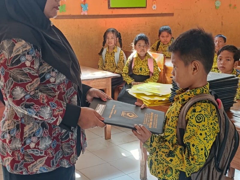 ACARA PEMBAGIAN RAPORT PADA TANGGAL 18 JUNI 2026